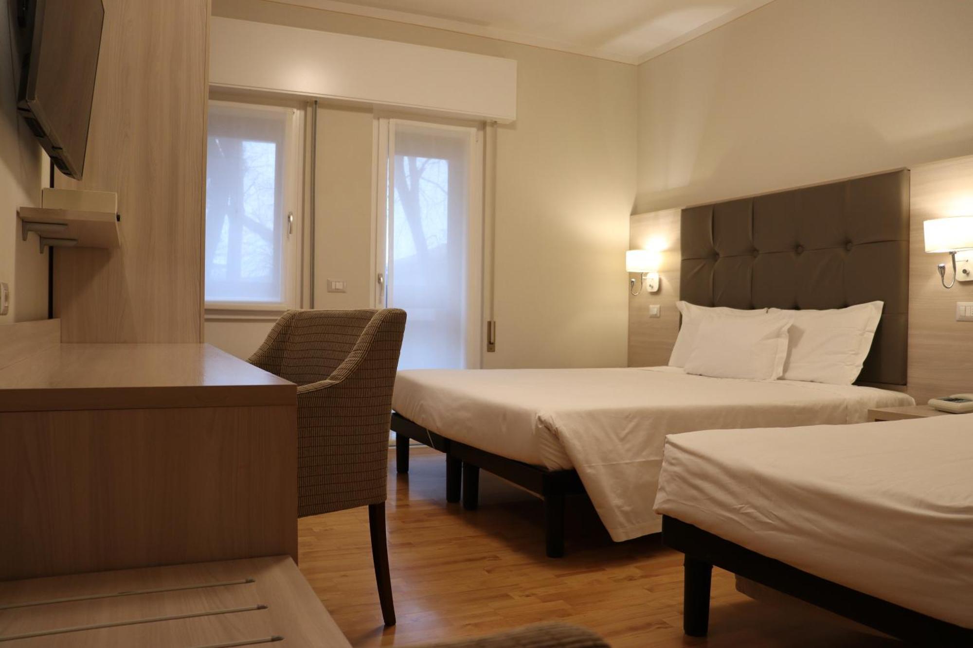 Hotel Montereale ポルデノーネ エクステリア 写真