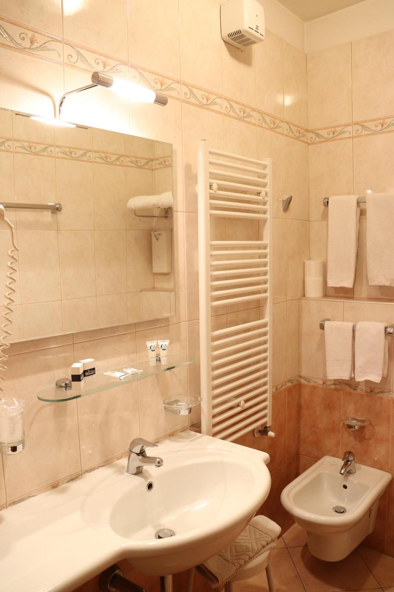 Hotel Montereale ポルデノーネ エクステリア 写真