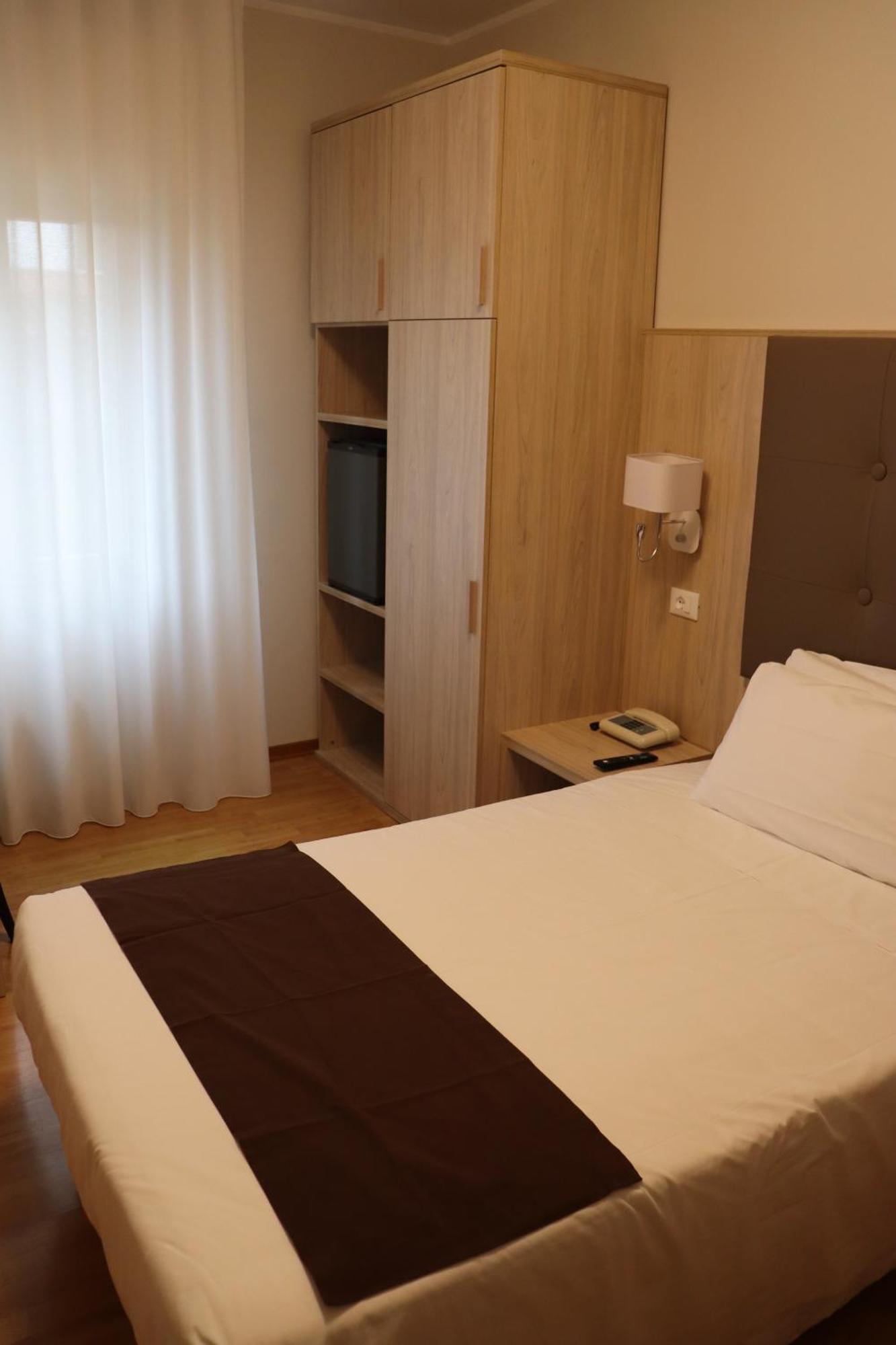 Hotel Montereale ポルデノーネ エクステリア 写真