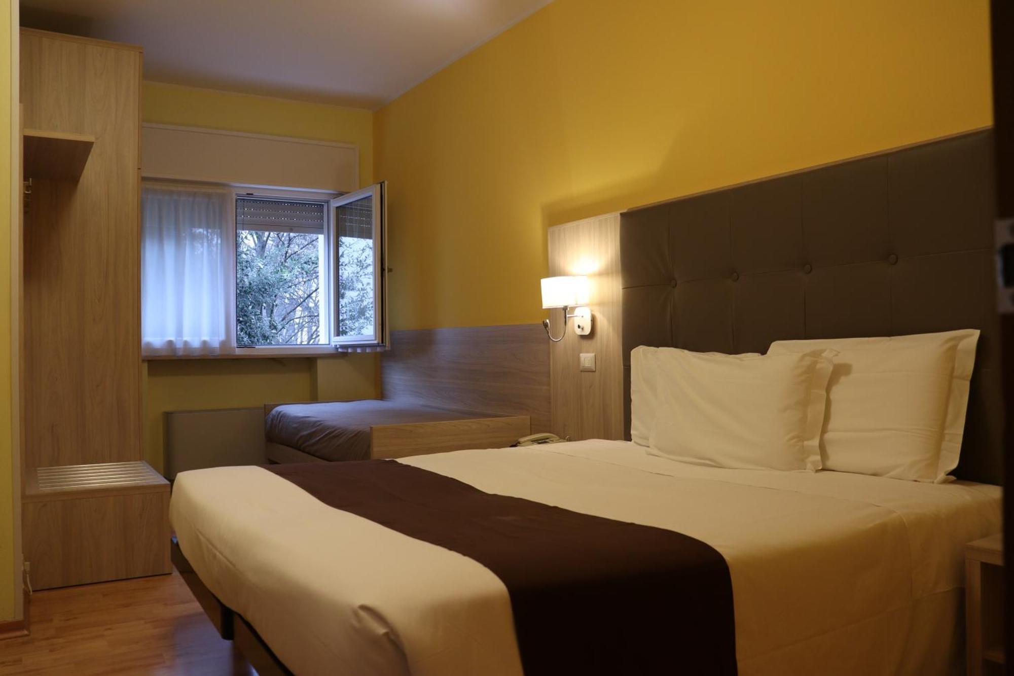 Hotel Montereale ポルデノーネ エクステリア 写真