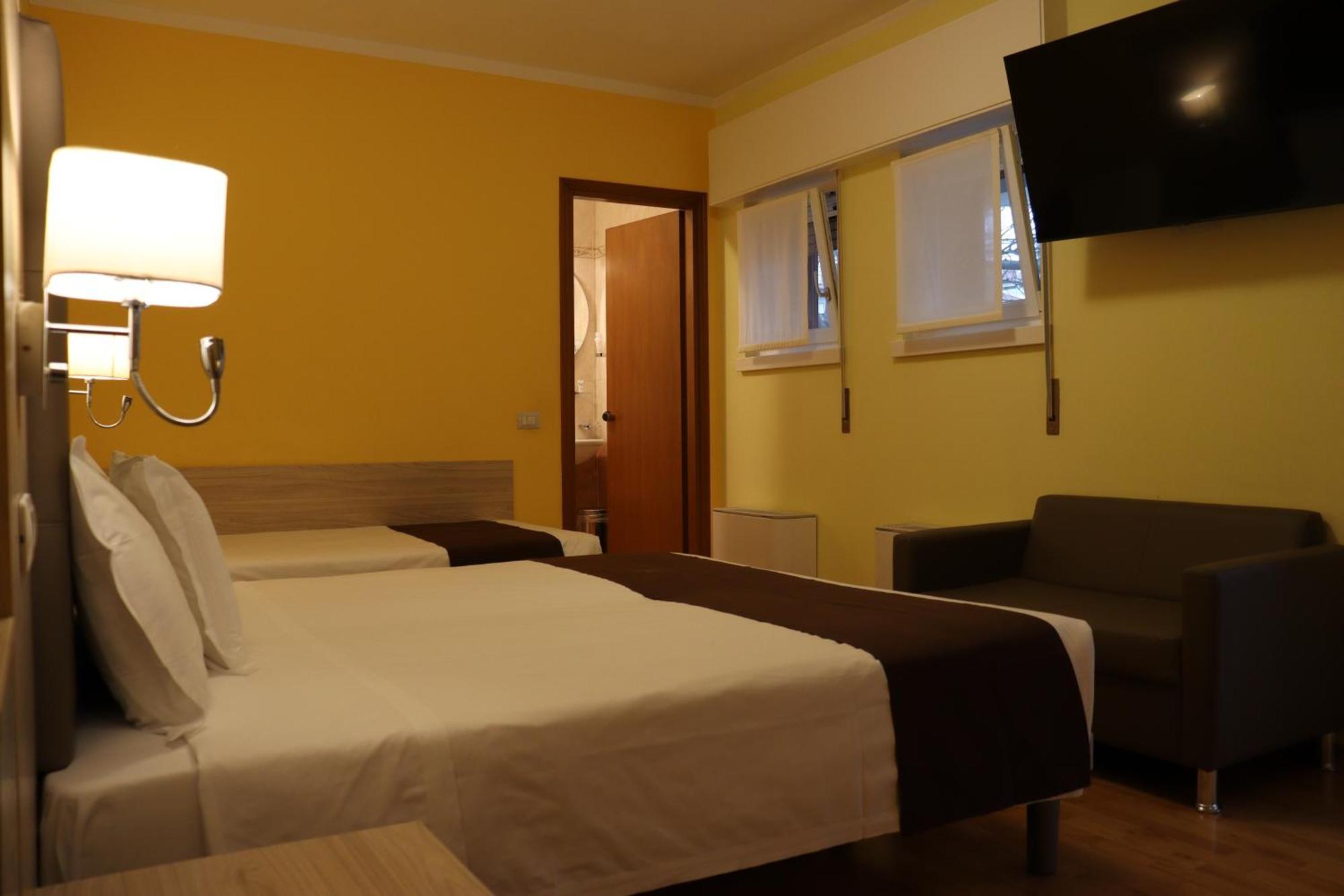 Hotel Montereale ポルデノーネ エクステリア 写真
