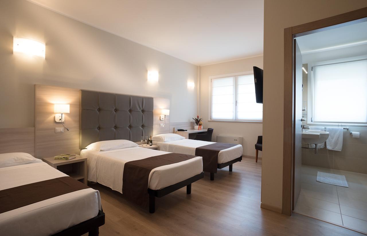 Hotel Montereale ポルデノーネ エクステリア 写真