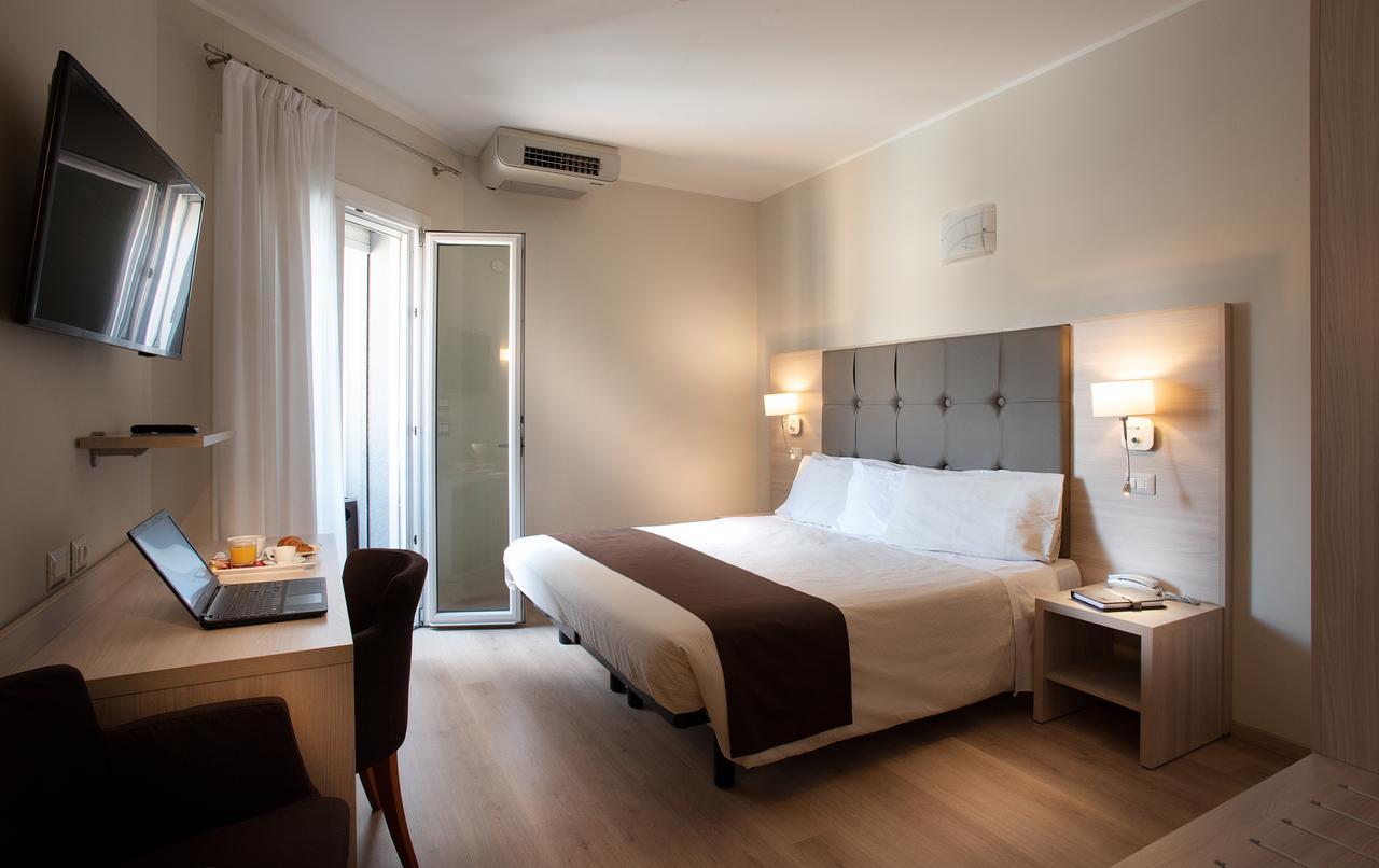 Hotel Montereale ポルデノーネ エクステリア 写真