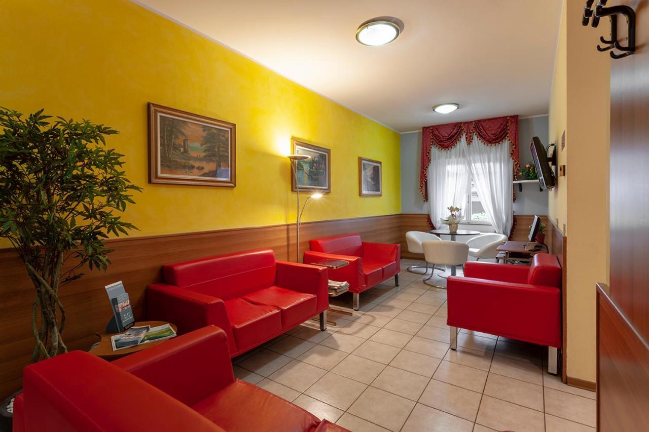 Hotel Montereale ポルデノーネ エクステリア 写真