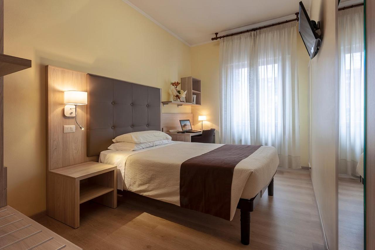 Hotel Montereale ポルデノーネ エクステリア 写真